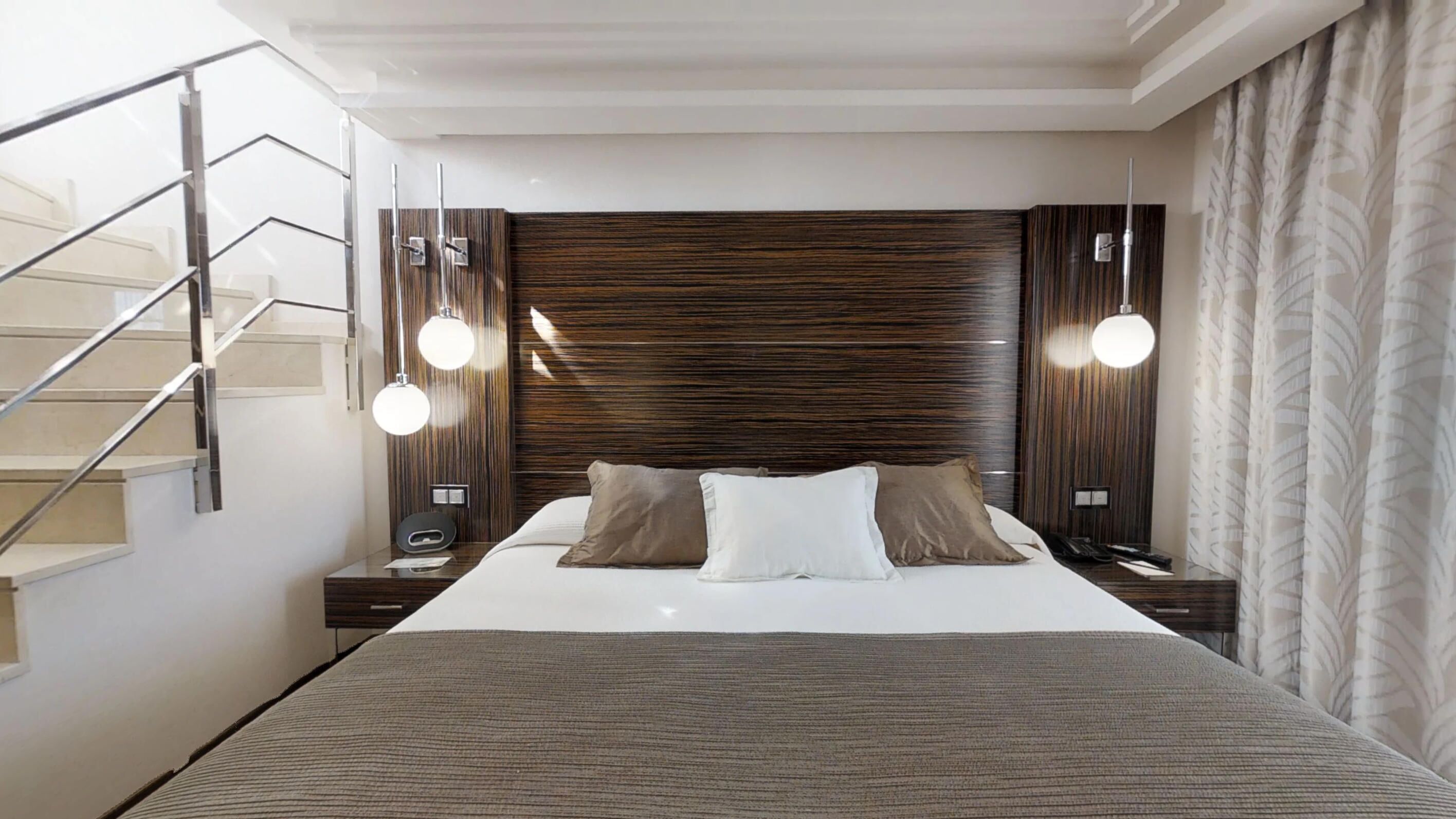 Sengetøy av topp kvalitet, dundyner, minibar og safe på rommet