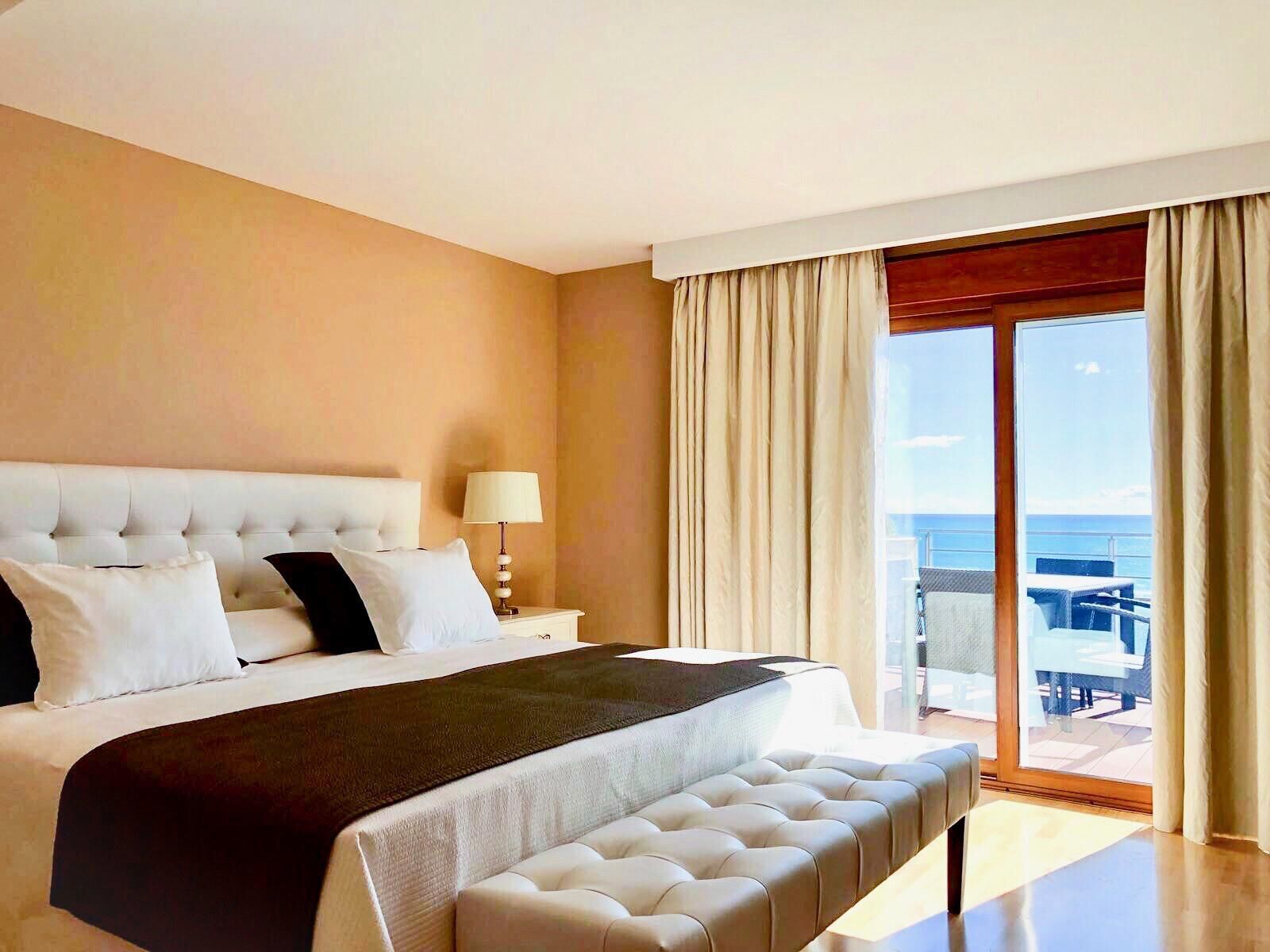 Premium-sengetøj, dundyner, minibar, pengeskab på værelset