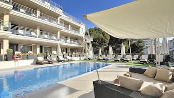 Piscina interna, 2 piscinas externas, funciona piscina, guarda-sóis
