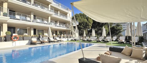 Piscine couverte, 2 piscines extérieures, parasols de plage