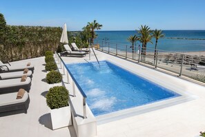 Piscine couverte, 2 piscines extérieures, parasols de plage