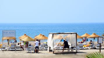 En la playa, sombrillas, toallas de playa