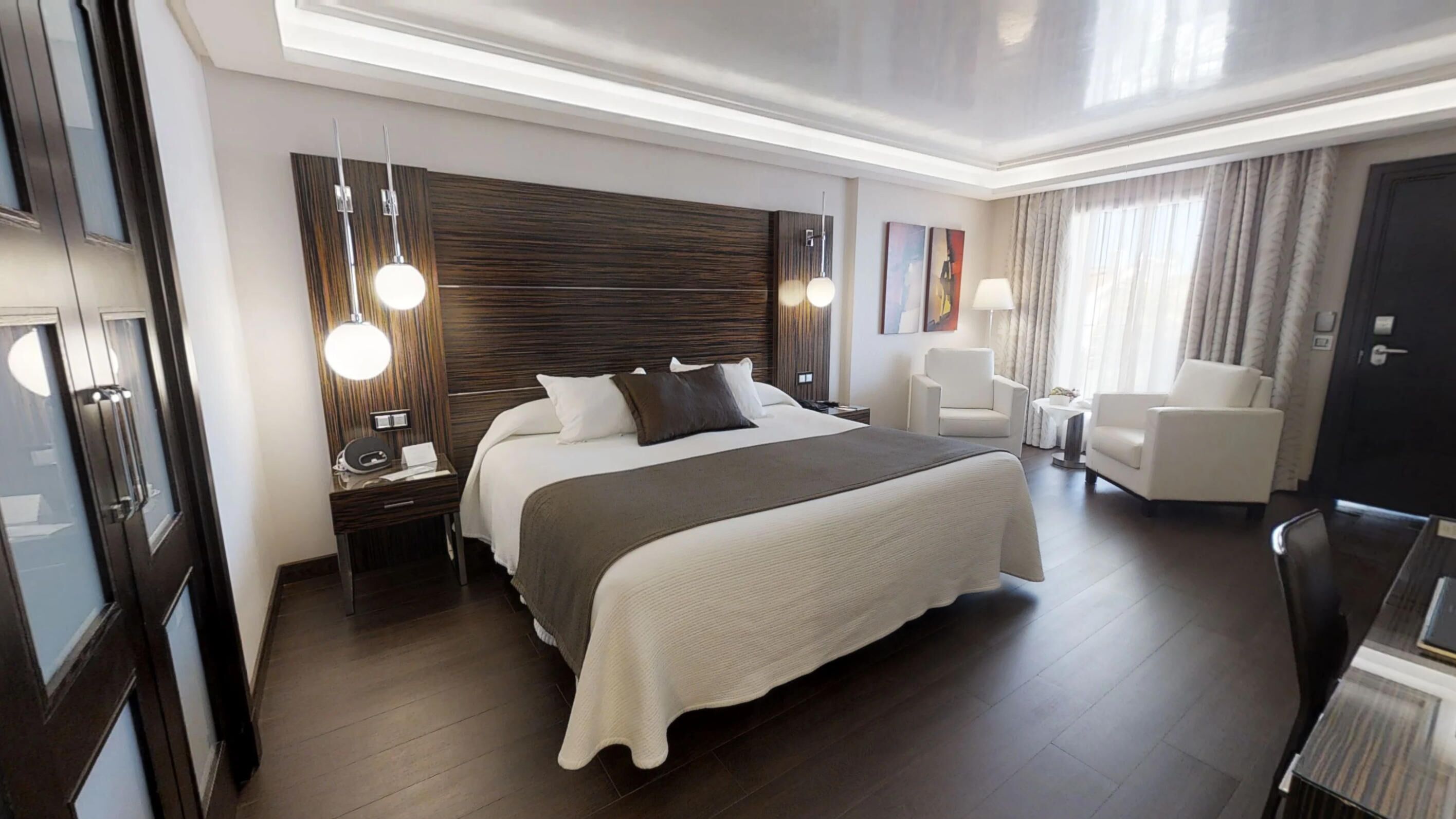 Ropa de cama de alta calidad, edredón y minibar 