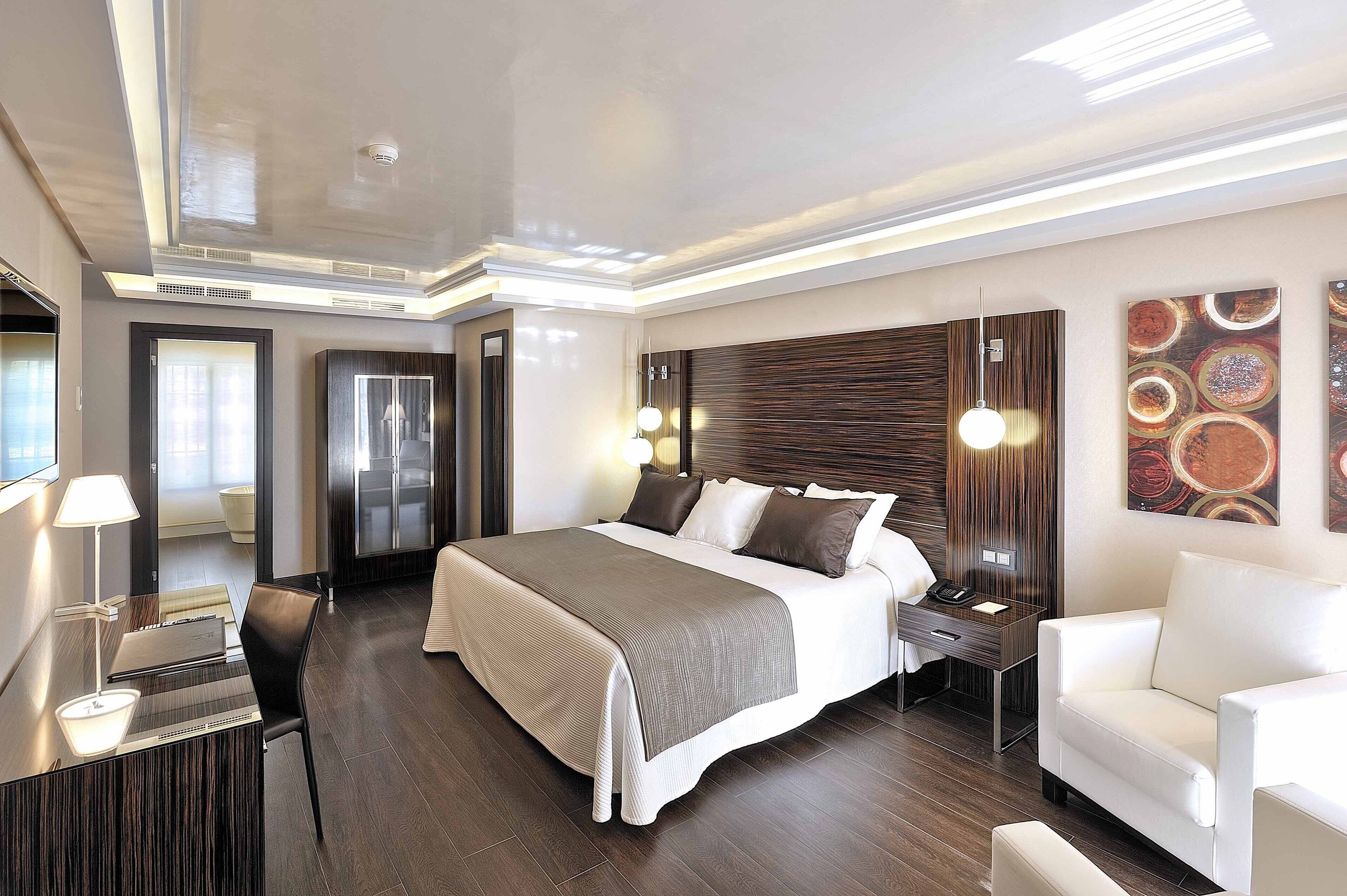 Sengetøy av topp kvalitet, dundyner, minibar og safe på rommet