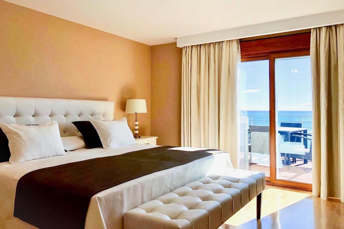 Premium bedding, down duvets, minibar, in-room safe