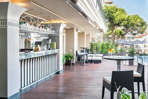 Hồ bơi trong nhà, 2 hồ bơi ngoài trời, dù/ô trên bãi biển/hồ bơi 