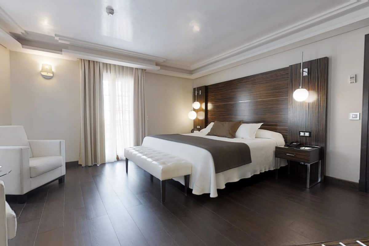 2 bedrooms, premium bedding, down duvets, minibar