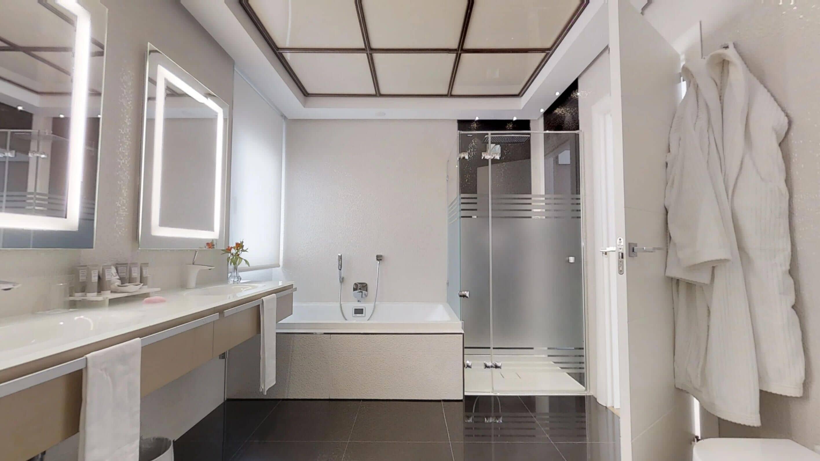 Sengetøy av topp kvalitet, dundyner, minibar og safe på rommet