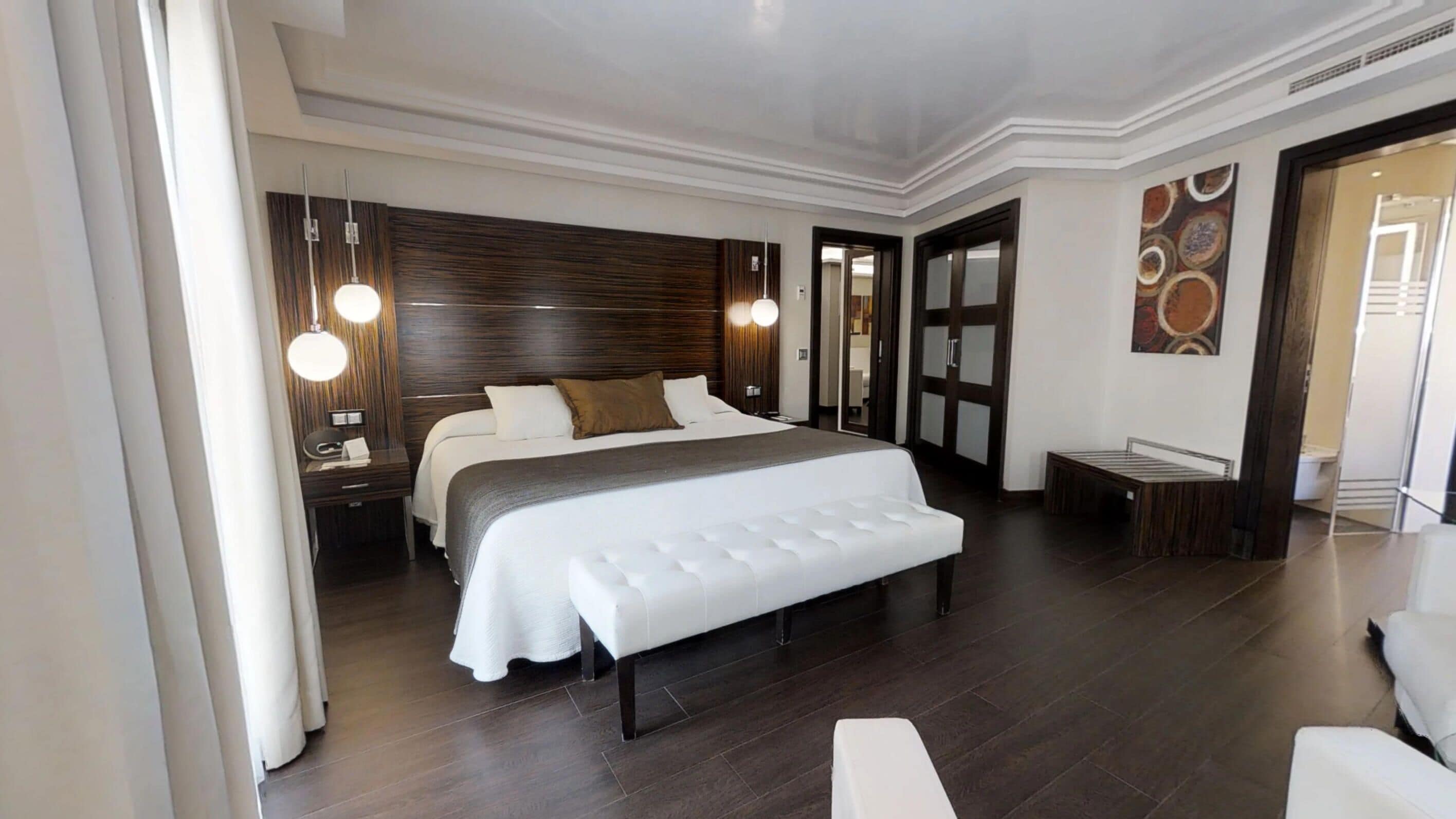 Ropa de cama de alta calidad, edredón y minibar 