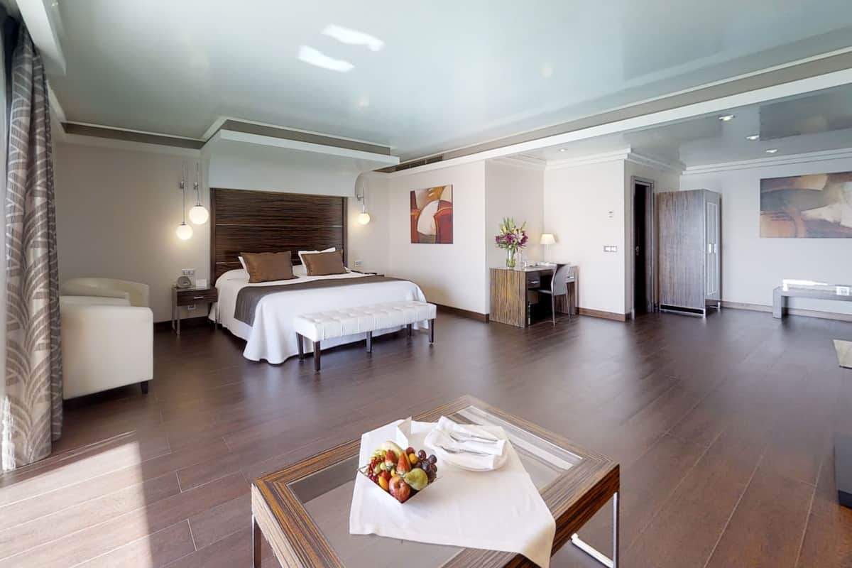 Biancheria da letto di alta qualità, copriletto in piuma, minibar