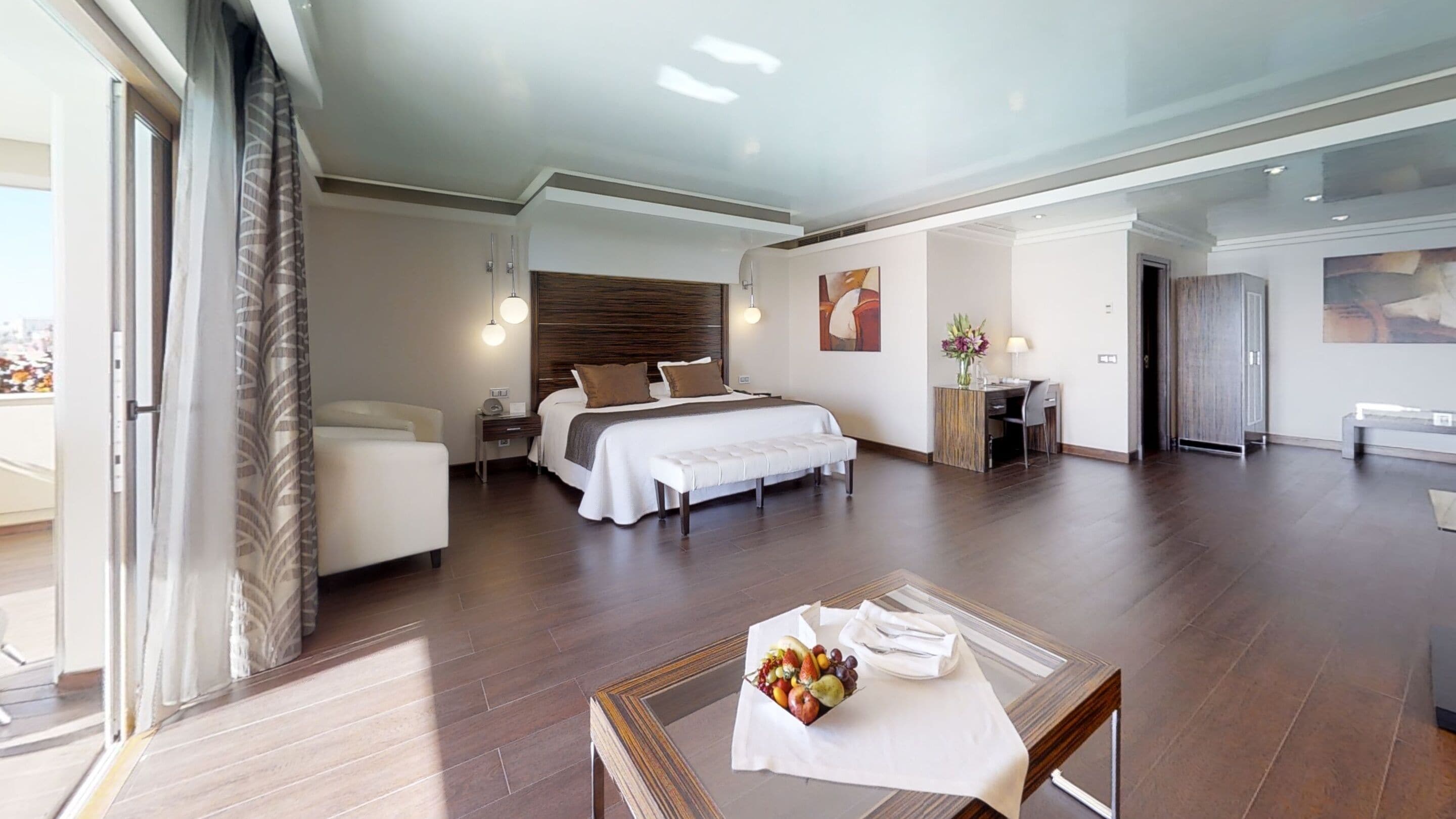 Sengetøy av topp kvalitet, dundyner, minibar og safe på rommet