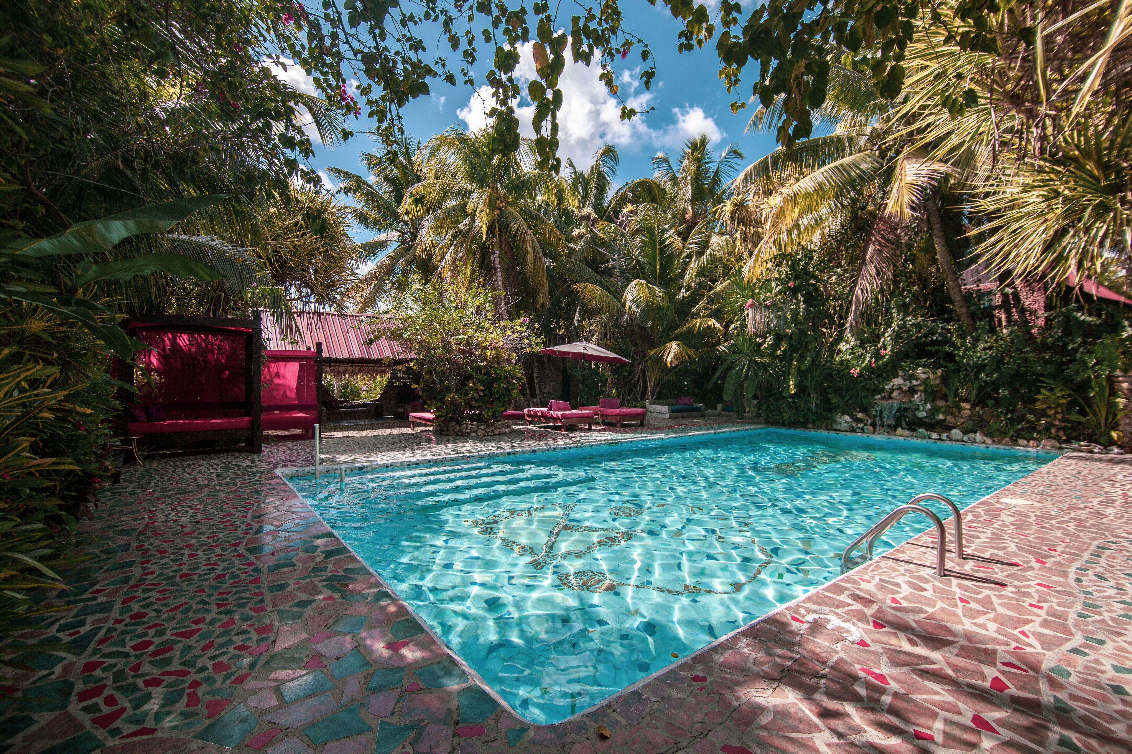 2 kolam renang terbuka, kabana percuma, kerusi lepak pantai 
