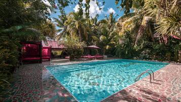 2 outdoor pools, free cabanas, sun loungers