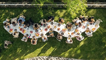 Kawasan bankuet terbuka