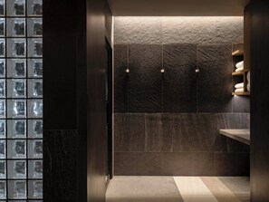 Couples treatment rooms, steam room, body treatments, aromatherapy - Four Seasons Resort Whistler (Whistler)