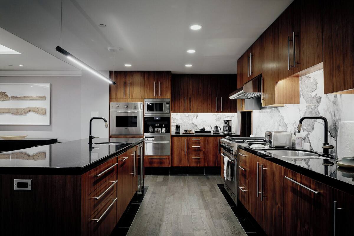 fridge, coffee/tea maker