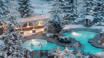 Piscina all'aperto, ombrelloni da piscina, lettini