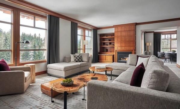 Televisión LCD, chimenea, reproductor de DVD y películas con cargo 