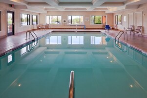 Una piscina cubierta (de 08:00 a 23:00), tumbonas