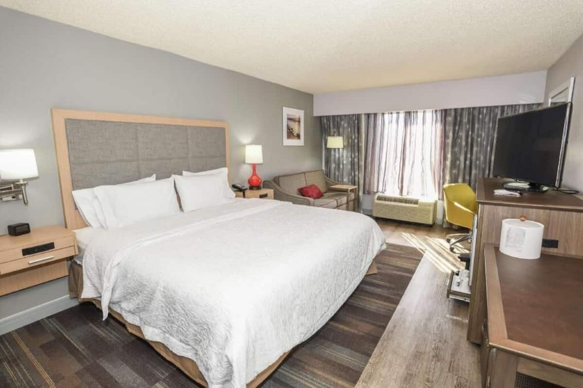 Premium bedding, down comforters, in-room safe, desk