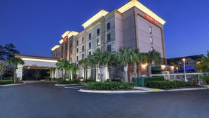 A hotel with a modern design, featuring a prominent entrance and a well-lit facade. - Hampton Inn Jacksonville East Regency Square (Jacksonville)