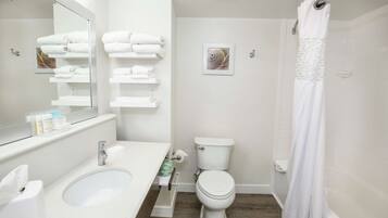 Ilmaiset hygieniatuotteet, hiustenkuivaaja, pyyhkeet
