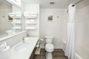 Kostenlose Toilettenartikel, Haartrockner, Handtücher