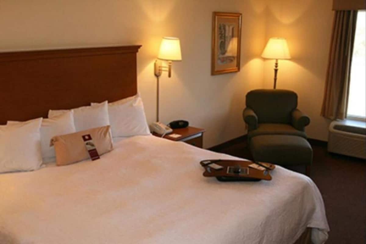 Premium bedding, down comforters, in-room safe, desk