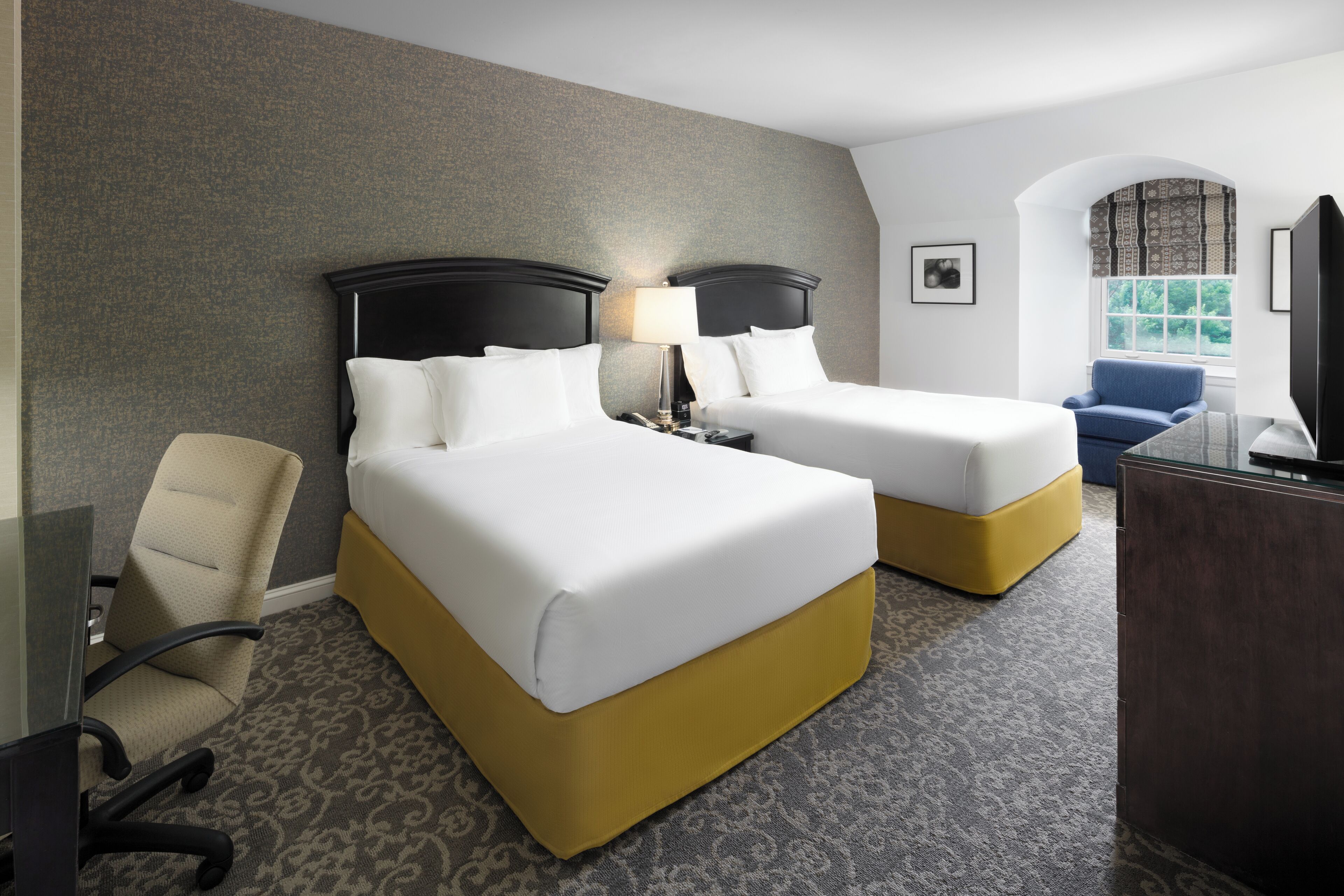 ห้องสแตนดาร์ด, เตียงใหญ่ 2 เตียง | ตู้นิรภัยในห้องพัก, ห้องพักตกแต่งอย่างมีเอกลักษณ์, โต๊ะทำงาน