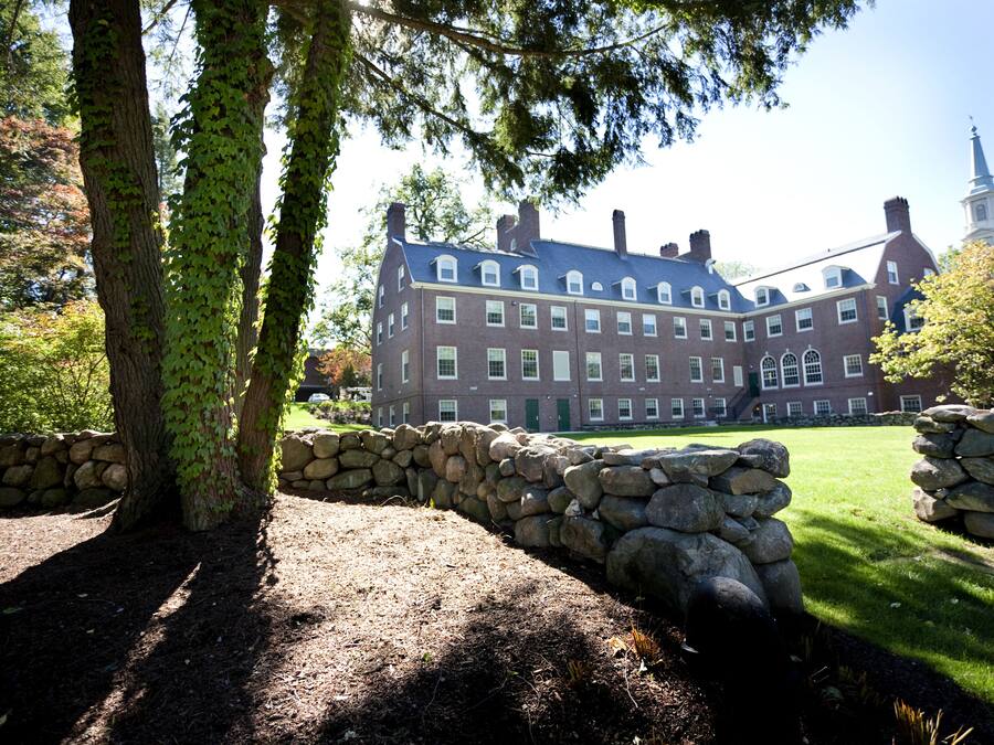 Un grand bâtiment en briques, doté de nombreuses fenêtres et d’un clocher imposant.