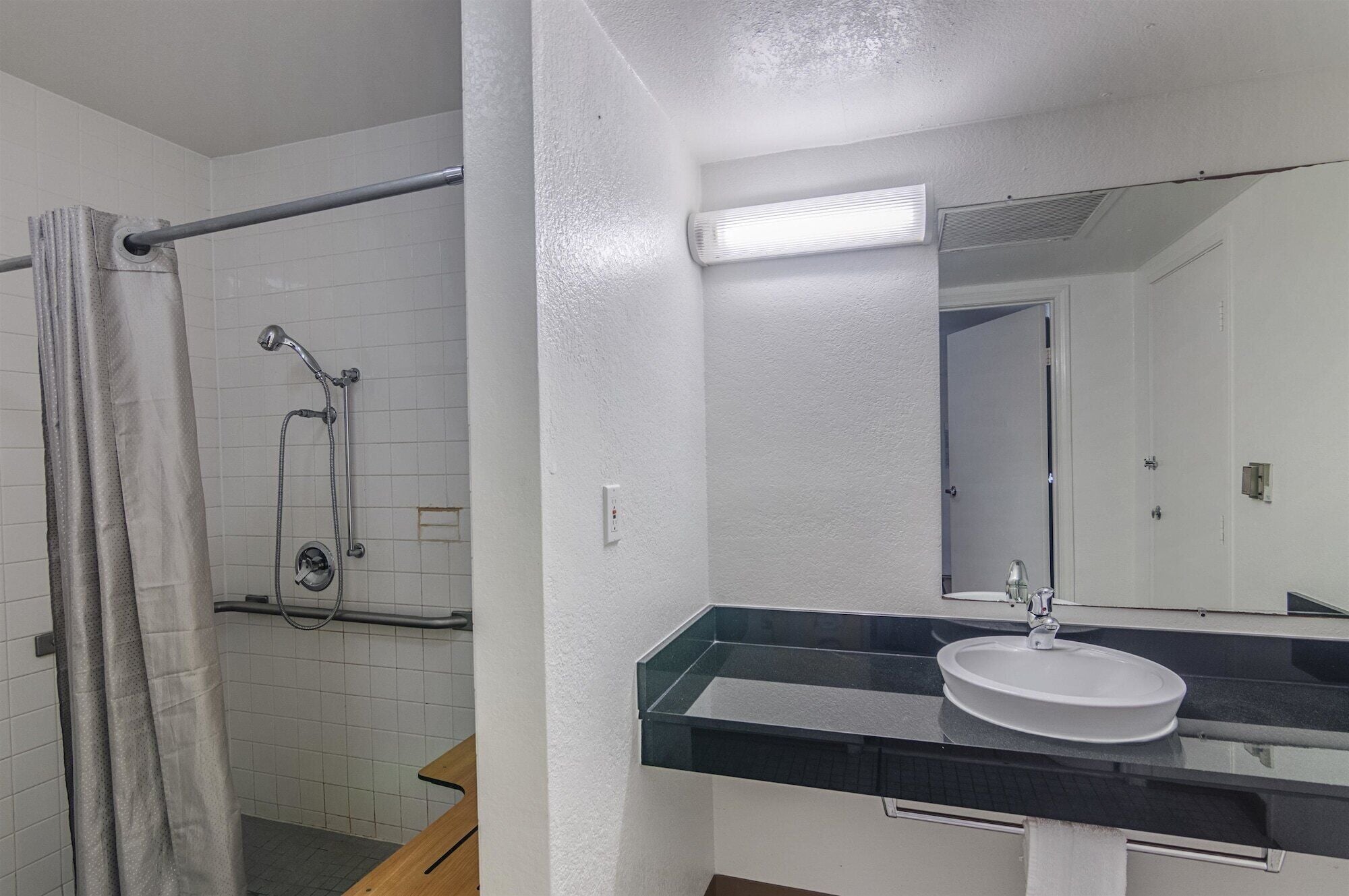 Ensemble douche/baignoire, sèche-cheveux, serviettes fournies