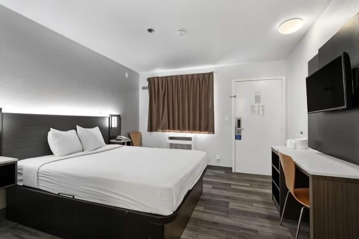 Cortinas blackout, tabla de planchar con plancha y wifi gratis