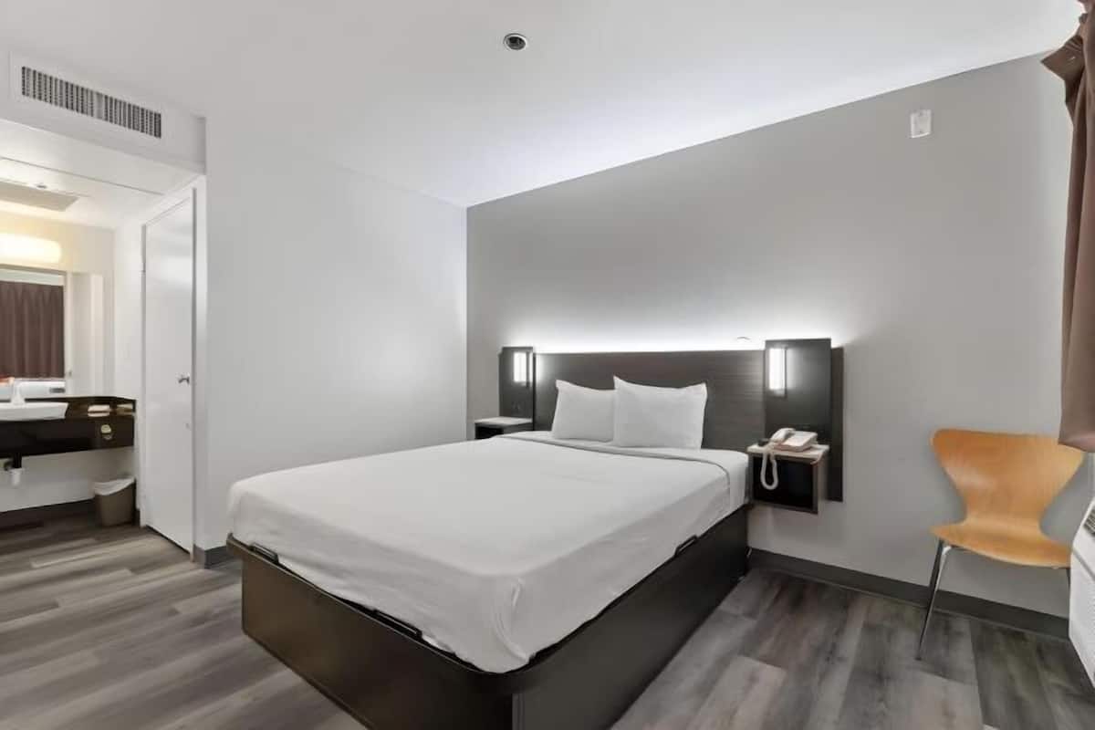 Cortinas blackout, tabla de planchar con plancha y wifi gratis