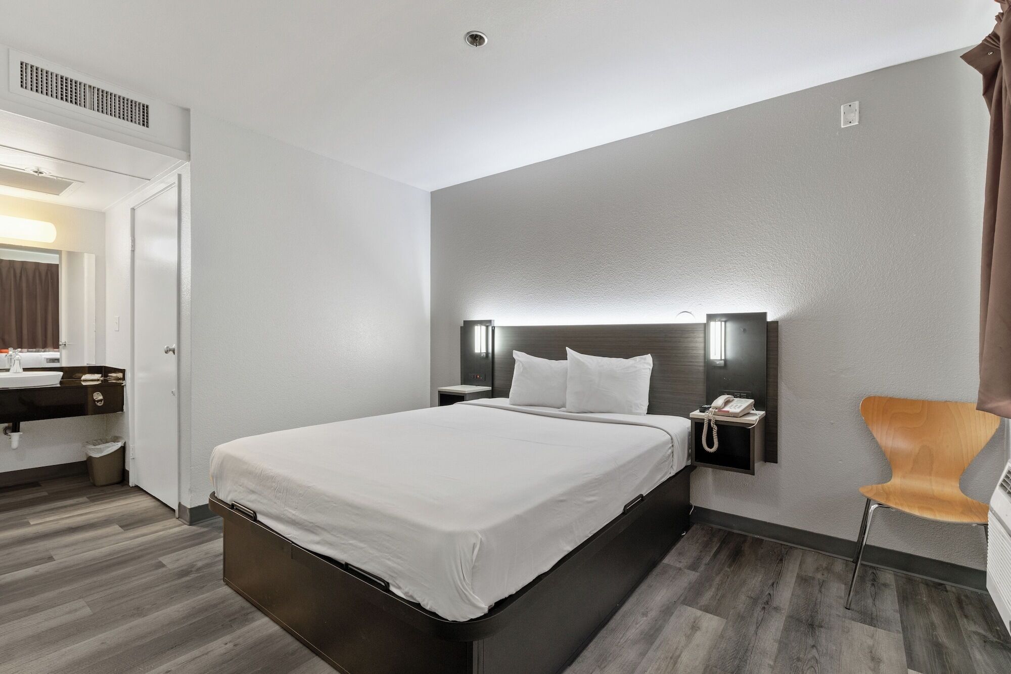 ผ้าม่านกันแสง, เตารีด/โต๊ะรีดผ้า, Wi-Fi ฟรี, ผ้าปูที่นอน