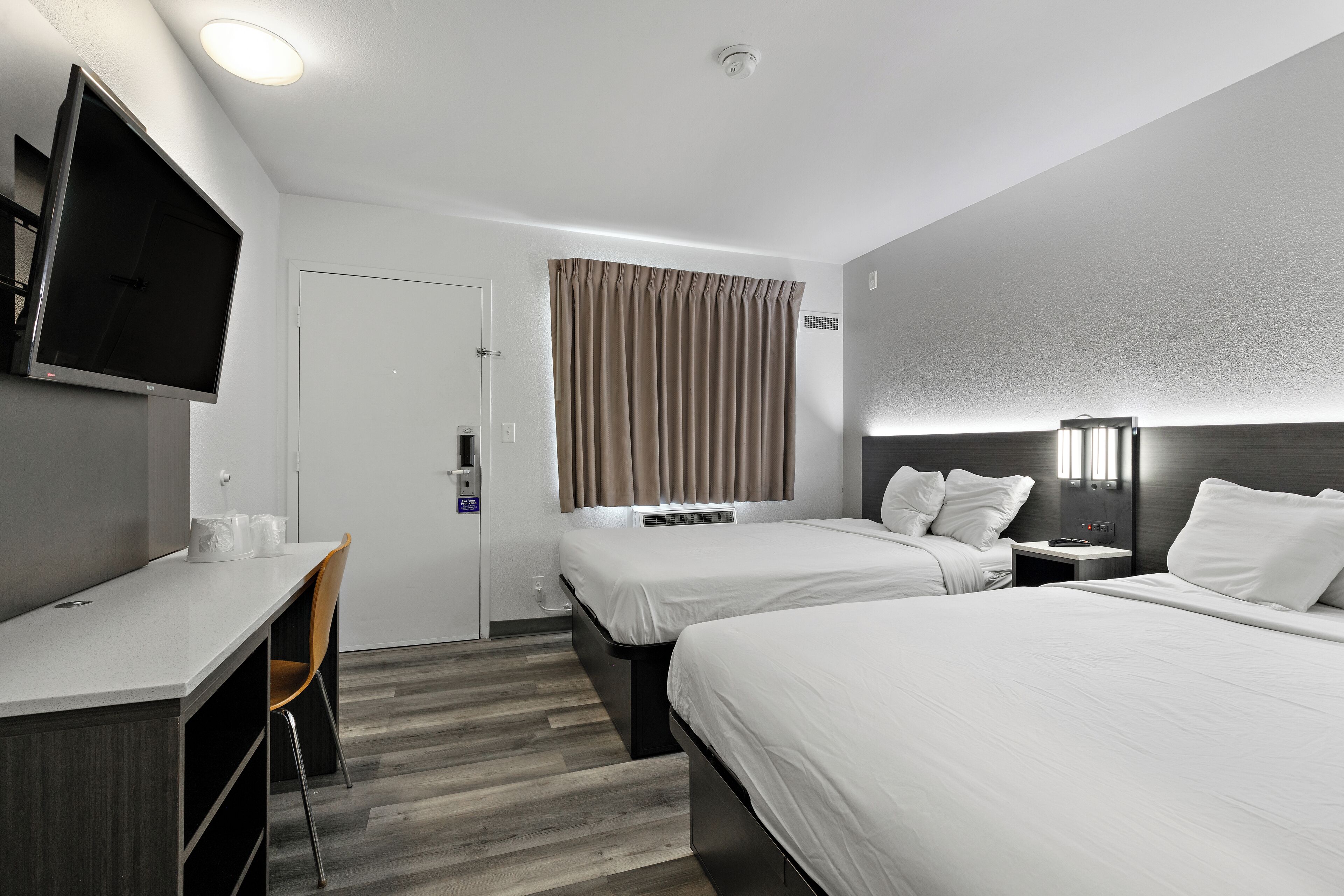 Cortinas blackout, tabla de planchar con plancha y wifi gratis 