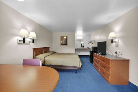 Cortinas blackout, wifi gratis y ropa de cama