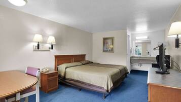 Habitación, 1 cama de matrimonio grande | Cortinas opacas, wifi gratis, ropa de cama