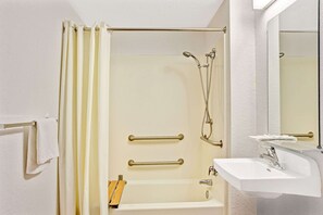 Zimmer, 2 Doppelbetten, barrierefrei | Badezimmer | Duschwanne, kostenlose Toilettenartikel, Haartrockner, Handtücher