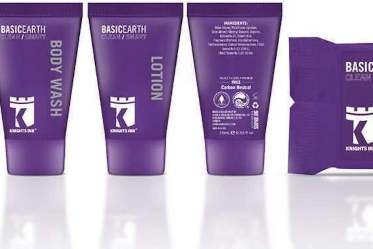 Eine Reihe aus fünf violetten Röhrchen mit verschiedenen Hautpflegeprodukten der Marke BASICEARTH.