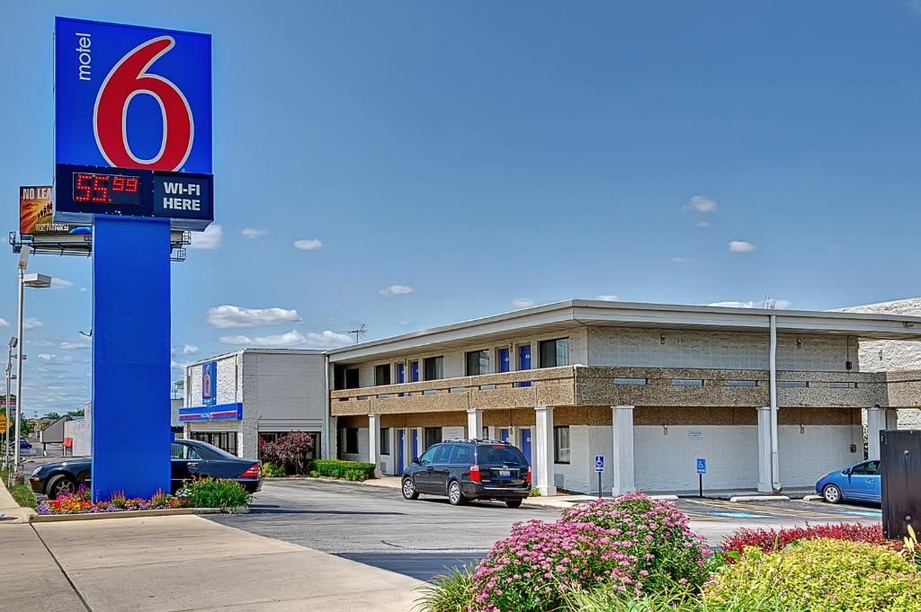 A motel with a large blue sign indicating room number 6 and Wi-Fi availability.