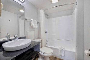 Ensemble baignoire-douche, serviettes fournies