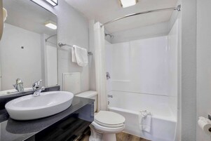 Bañera con ducha, toallas