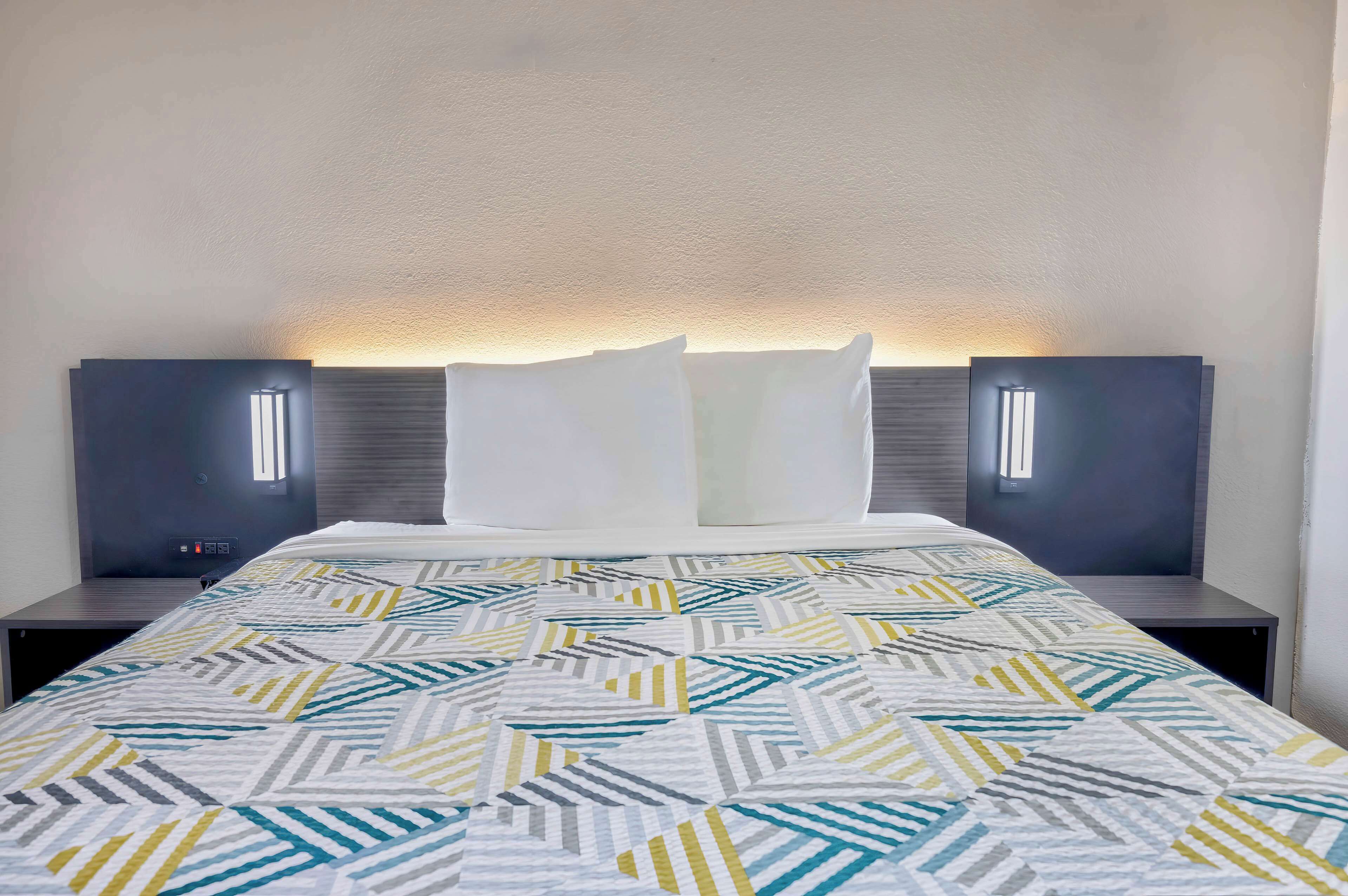 مكتب ومساحة عمل للكمبيوتر المحمول وواي فاي مجانًا وملاءات أسرّة