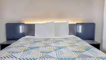 办公桌、笔记本电脑工作区、免费 WiFi、床单