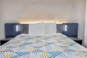 Desk, laptop workspace, free WiFi, bed sheets - Motel 6 Villa Park, IL - Chicago West (Villa Park)