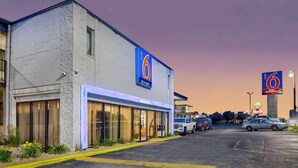 A motel with a large '6' sign, a 'Welcome' sign, and a 'WiFi Here' sign. - Motel 6 Villa Park, IL - Chicago West (Villa Park)