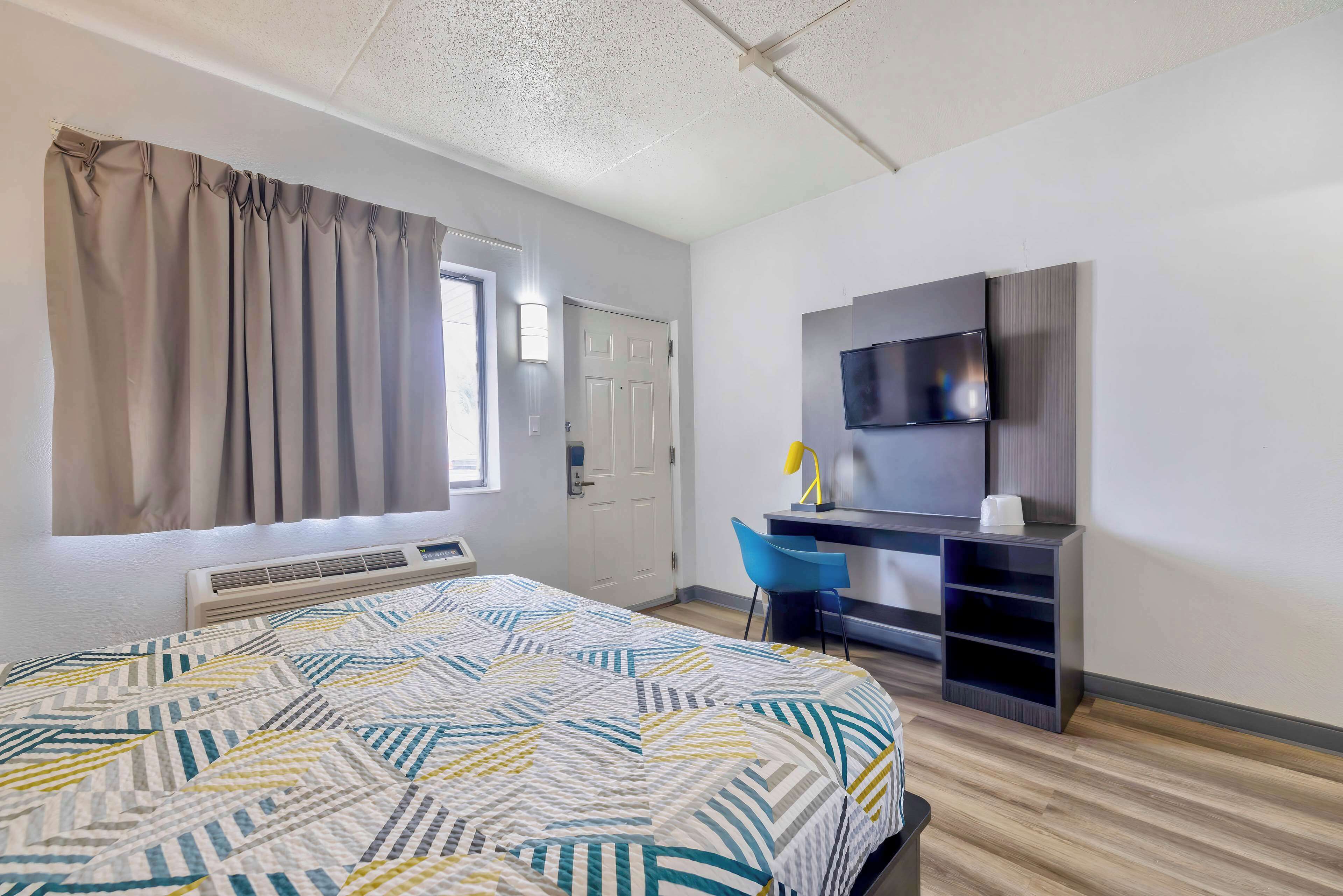 Escritorio, espacio para trabajar con laptop y wifi gratis 