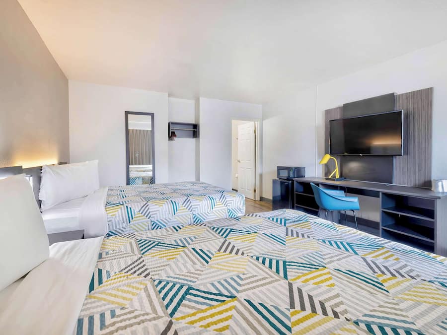 Standardrum - 2 dubbelsängar - icke-rökare | Skrivbord, arbetsyta för laptop, gratis wi-fi och sängkläder