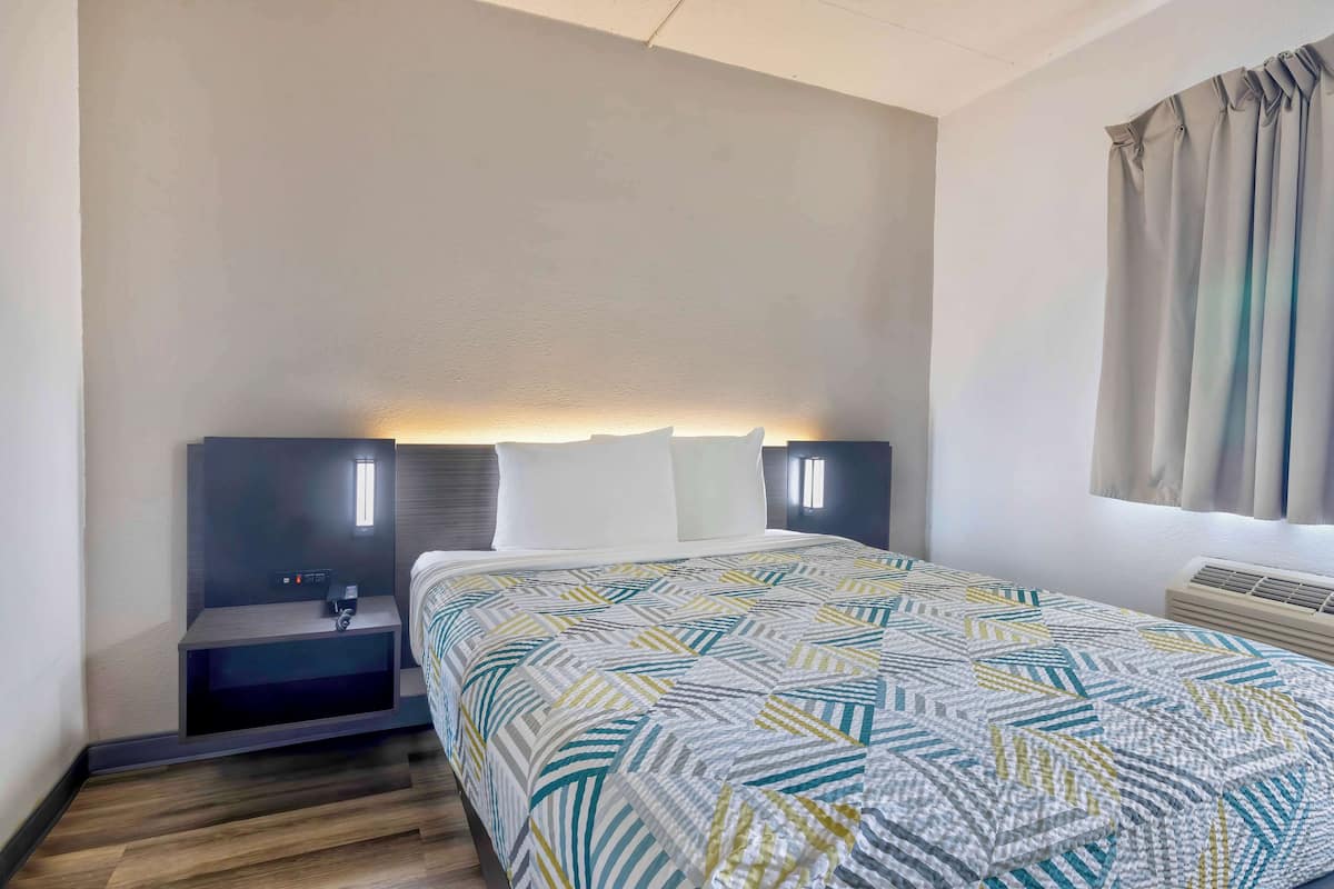 Escritorio, espacio para trabajar con laptop y wifi gratis