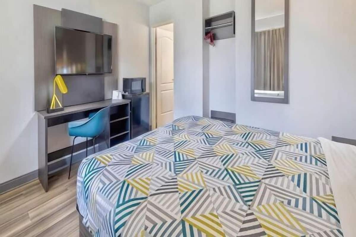 Escritorio, espacio para trabajar con laptop y wifi gratis